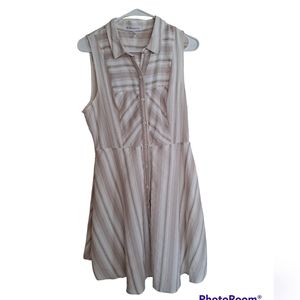 BCBGeneration light colored light weight lined sleeveless Button down dr…